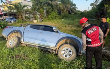 Mobil Triton Terperosok ke Parit Saat Bongkar Muat, Ditsamapta Polda Kalteng Turun Tangan Evakuasi