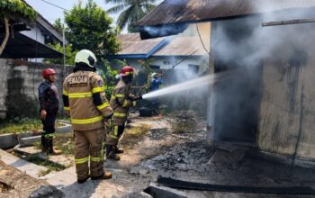 Plafon Mendadak Berasap, Barak 3 Pintu di Palangka Raya Ludes Dilalap Api