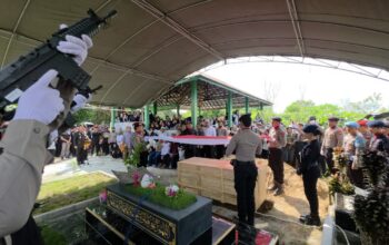 Polisi Gelar Upacara Kedinasan untuk Briptu Anumerta Nopandri, Kapolda Kalteng Hadir di Pemakaman
