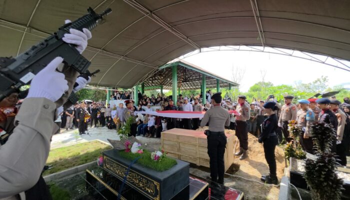 Polisi Gelar Upacara Kedinasan untuk Briptu Anumerta Nopandri, Kapolda Kalteng Hadir di Pemakaman