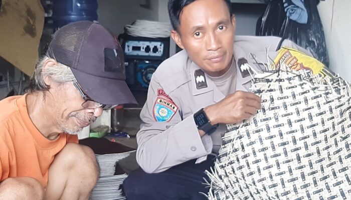 Bhabinkamtibmas Sambangi Pengrajin Rotan di Petuk Katimpun, Dukung UMKM dan Sampaikan Pesan Kamtibmas