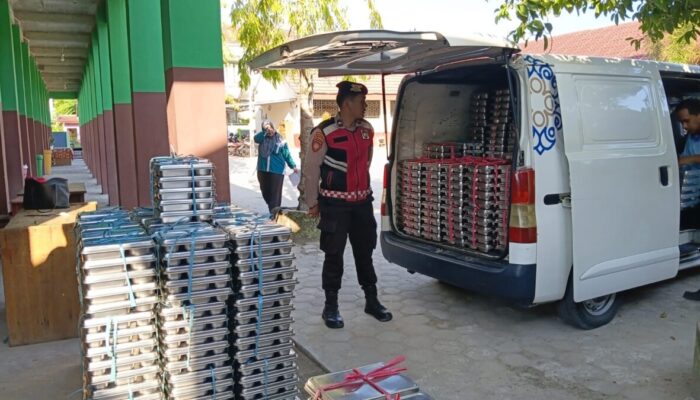Polisi Kawal Distribusi Makan Bergizi Gratis ke 1.275 Siswa di Palangka Raya