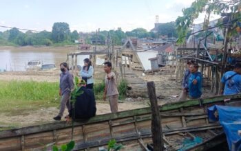 Satpol PP Palangka Raya Sosialisasi Larangan Berenang di Gosong Sungai Kahayan, Warga Diimbau Waspada
