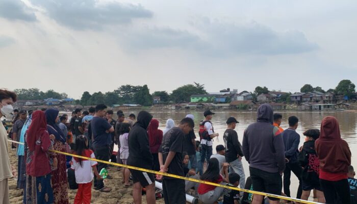 Warga Padati Lokasi Tenggelam Bocah 12 tahun di Palangka Raya, Tim SAR Kesulitan Bergerak