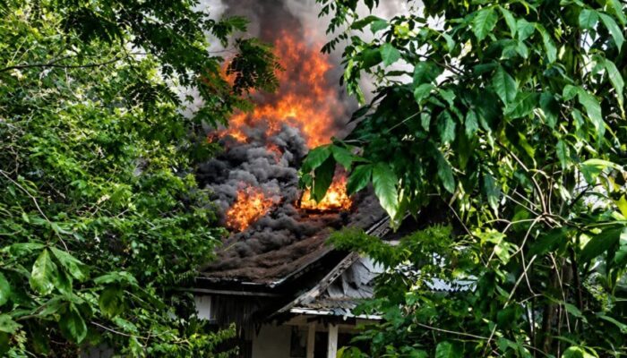 Bekas Kantor Dayak Post di Palangka Raya Terbakar Hebat, Polisi Selidiki Penyebabnya