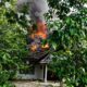 Breaking News​ : Lama Terbengkalai, Bekas Kantor Dayak Post Ludes Terbakar! Rabu 12 Agustus 2026 16:39 WIBolehJean Steve-2 views oleh Jean Steve Breaking News​ : Lama Terbengkalai, Bekas Kantor Dayak Post Ludes Terbakar! 1 Bangunan eks Kantor Harian umum Dayak Post yang telah lama terbengkalai terbakar hebat, Rabu (12/08/2026) sore. (Foto : AJn/Dayak  News) Palangka Raya (Dayak News) – Bangunan terbengkalai bekas Kantor Harian Umum Dayak Post mendadak ludes terbakar pada Rabu (12/08/2026) sekitar pukul 15.30 WIB. Peristiwa ini memicu dugaan kuat adanya unsur kesengajaan oleh Orang Tidak Dikenal (OTK).Berita  ​Kobaran api dilaporkan membesar secara kilat dari bagian belakang hingga tengah struktur bangunan yang telah lama mangkrak tersebut. Area ini diketahui kerap dijadikan tempat berteduh oleh kaum tunawisma.  ​Arian (22), saksi mata yang berada dan beejualan tepat di depan lokasi, mengungkapkan bahwa api muncul secara spontan tanpa adanya aktivitas mencurigakan sebelumnya.   ​”Awalnya terdengar suara retakan keras. Saat saya tengok, api sudah menjulang tinggi dari bagian tengah,” ungkap Arian di lokasi kejadian.Referensi Geografis  ​Guna menjinakkan amukan si jago merah dan mencegah perambatan ke area sekitar, puluhan armada gabungan dari Pemprov Kalteng, Pemkot Palangka Raya, serta BPK Swasta dikerahkan penuh ke lokasi.  ​Kepolisian telah berada di lokasi kejadian untuk melakukan kepentingan olah tempat kejadian perkara dan identifikasi penyebab pasti kebakaran. (AJn)