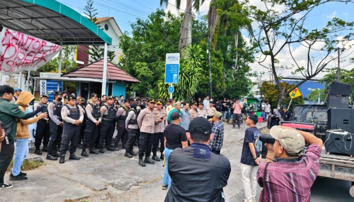 Polisi Kawal Aksi Damai di Kantor PLN Palangka Raya, Utamakan Pendekatan Humanis