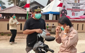 Antisipasi ISPA, Camat Kapuas Hulu Bagikan Masker Gratis kepada Pelajar dan Warga