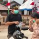 Antisipasi ISPA, Camat Kapuas Hulu Bagikan Masker Gratis kepada Pelajar dan Warga