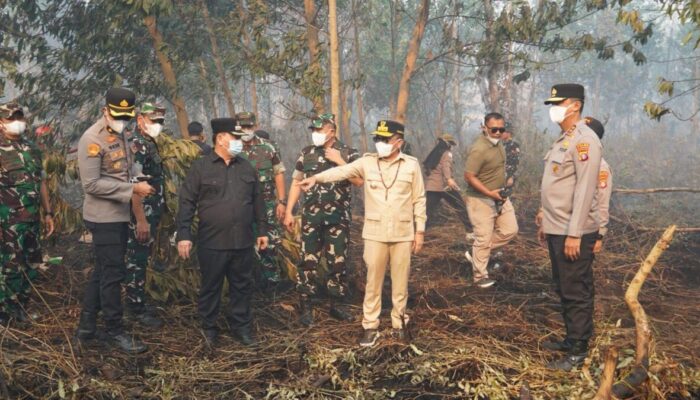 Saat Warga Kotim Dapat Bantuan Air dan Sembako, Gubernur Agustiar Ingatkan Bahaya Bakar Lahan