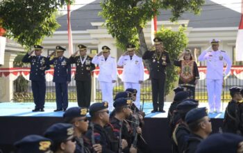 Semarak HUT RI, Gubernur Kalteng Sapa Peserta Kirab Budaya Isen Mulang
