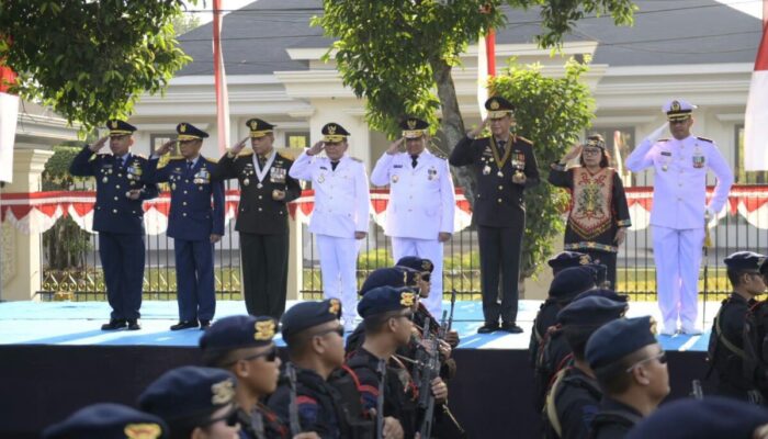 Semarak HUT RI, Gubernur Kalteng Sapa Peserta Kirab Budaya Isen Mulang