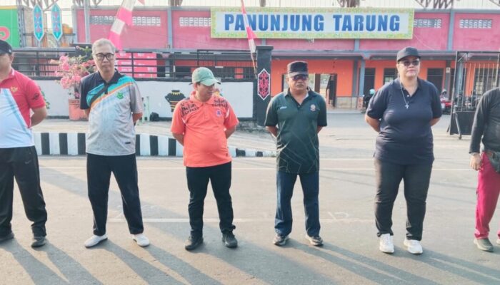 Semangat Gotong Royong Jelang HUT RI, Pemkab Kapuas Bersihkan Stadion Panunjung Tarung