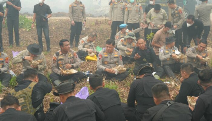 Lesehan Bareng Satgas Karhutla, Kapolda Kalteng: Kita Saling Menguatkan