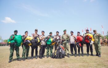 Tujuh Penerjun TNI-Polri Sukses Mendarat dalam Peragaan HUT Kodam XXII/Tambun Bungai