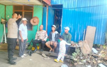 Polsek Pahandut Beri Bantuan untuk Keluarga Korban Kebakaran yang Kehilangan Dua Anak