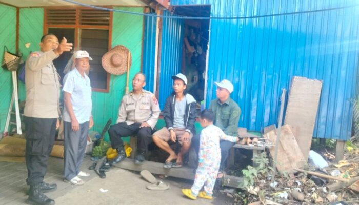 Polsek Pahandut Beri Bantuan untuk Keluarga Korban Kebakaran yang Kehilangan Dua Anak