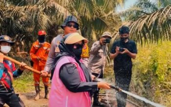 Karhutla Mengganas di Soren, Wabup Kotim Turun Langsung Padamkan Api
