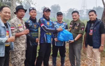 Yansen Binti Salurkan Ratusan Bingkisan Vitamin untuk Petugas Pemadam Karhutla