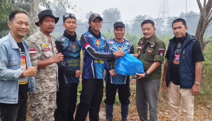 Yansen Binti Salurkan Ratusan Bingkisan Vitamin untuk Petugas Pemadam Karhutla