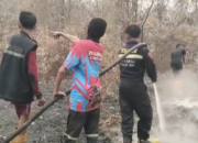 Relawan Gabungan Padamkan Kebakaran Lahan Hampir 1 Hektar di Palangka Raya