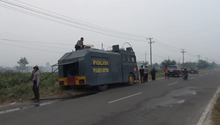 Lahan Gambut Masih Simpan Bara, Petugas Terus Lakukan Pendinginan di Kotawaringin Timur