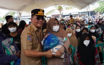 Gubernur Agustiar Sapa Warga Langkai, Bawa Bantuan di Tengah Karhutla dan Kekeringan