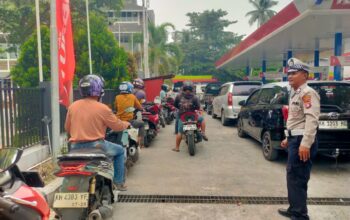 Antrean BBM di SPBU Diponegoro Palangka Raya, Polisi Turun Tangan
