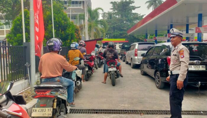 Antrean BBM di SPBU Diponegoro Palangka Raya, Polisi Turun Tangan