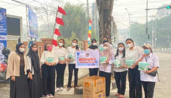 Peduli Warga Terdampak Karhutla, BPN Kalteng Bagikan Masker Gratis
