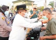 Cegah ISPA akibat Kabut Asap, Bupati Kapuas Turun Langsung Bagikan Masker ke Pelajar