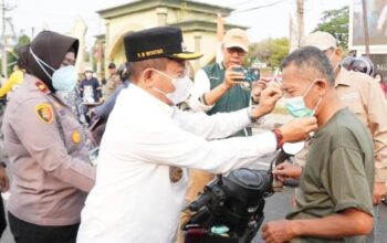Cegah ISPA akibat Kabut Asap, Bupati Kapuas Turun Langsung Bagikan Masker ke Pelajar