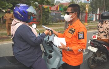Kabut Asap Selimuti Murung Raya, Bupati Bagikan 5.000 Masker kepada Warga