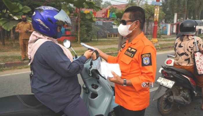 Kabut Asap Selimuti Murung Raya, Bupati Bagikan 5.000 Masker kepada Warga