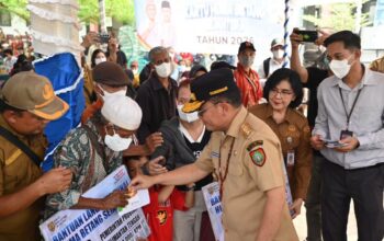 Gubernur Kalteng Turun Langsung Salurkan Bantuan untuk Warga Terdampak Karhutla