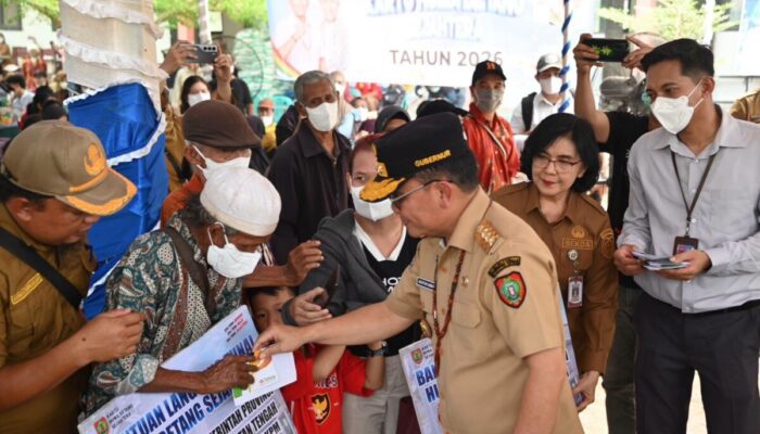 Gubernur Kalteng Turun Langsung Salurkan Bantuan untuk Warga Terdampak Karhutla