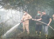 Tak Cukup dari Ruang Komando, Gubernur Kalteng Turun Padamkan Karhutla