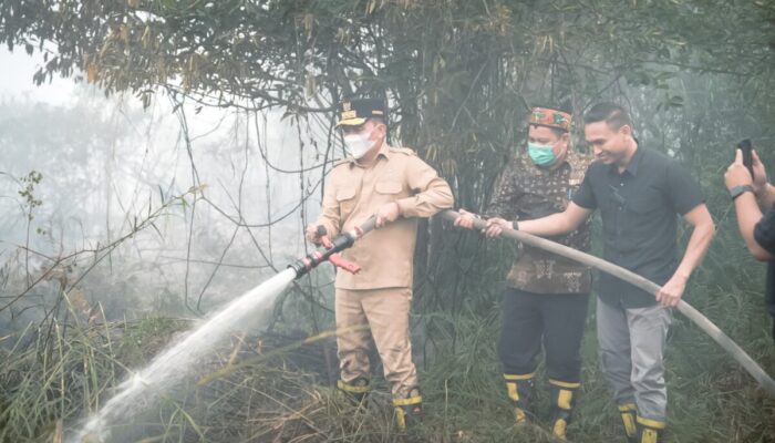 Tak Cukup dari Ruang Komando, Gubernur Kalteng Turun Padamkan Karhutla