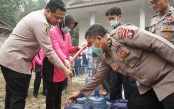 Saat Kemarau Melanda, Warga Lembeng Dapat Bantuan Air Bersih dan Layanan Kesehatan