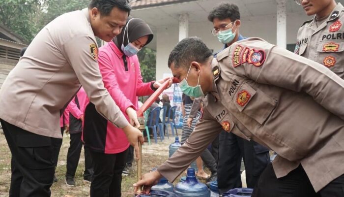 Saat Kemarau Melanda, Warga Lembeng Dapat Bantuan Air Bersih dan Layanan Kesehatan