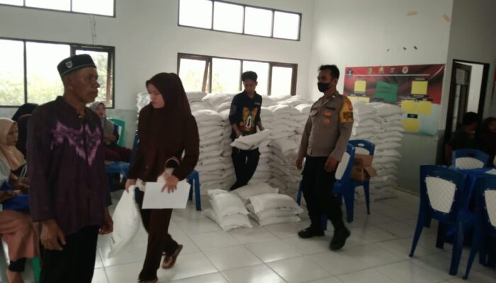 Bhabinkamtibmas Kawal Penyaluran 29,6 Ton Beras untuk 987 Keluarga di Pahandut Seberang