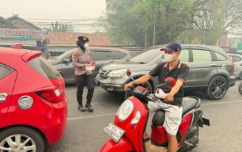Kabut Asap Selimuti Palangka Raya, Polwan Bagikan Masker ke Warga