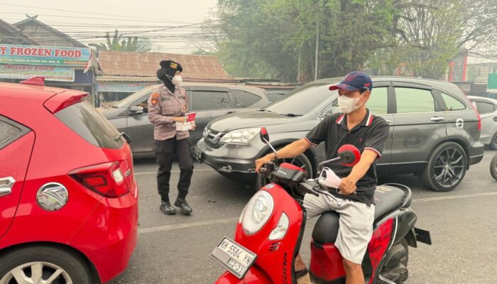 Kabut Asap Selimuti Palangka Raya, Polwan Bagikan Masker ke Warga