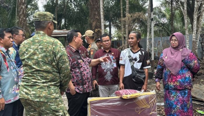 Bupati Kotim Sambangi Korban Kebakaran di Eka Bahurui, Salurkan Sembako hingga Uang Tunai