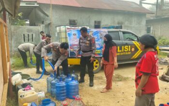 Saat Air Bersih Sulit Didapat, Polisi Hadir Bantu Warga di Barito Selatan