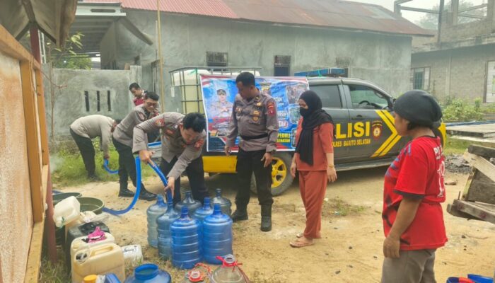 Saat Air Bersih Sulit Didapat, Polisi Hadir Bantu Warga di Barito Selatan