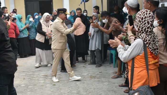 Gubernur Kalteng Sapa Warga di Tengah Kabut Asap, Ribuan Paket Bantuan Disalurkan