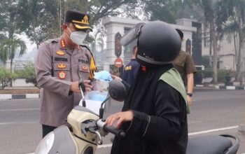 Tak Sekadar Atur Lalu Lintas, Kapolresta Palangka Raya Sapa Warga dan Bagikan Masker