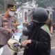 Tak Sekadar Atur Lalu Lintas, Kapolresta Palangka Raya Sapa Warga dan Bagikan Masker