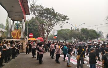 Kawal Aksi Damai di Kantor Gubernur Kalteng, Polisi Kedepankan Pendekatan Humanis